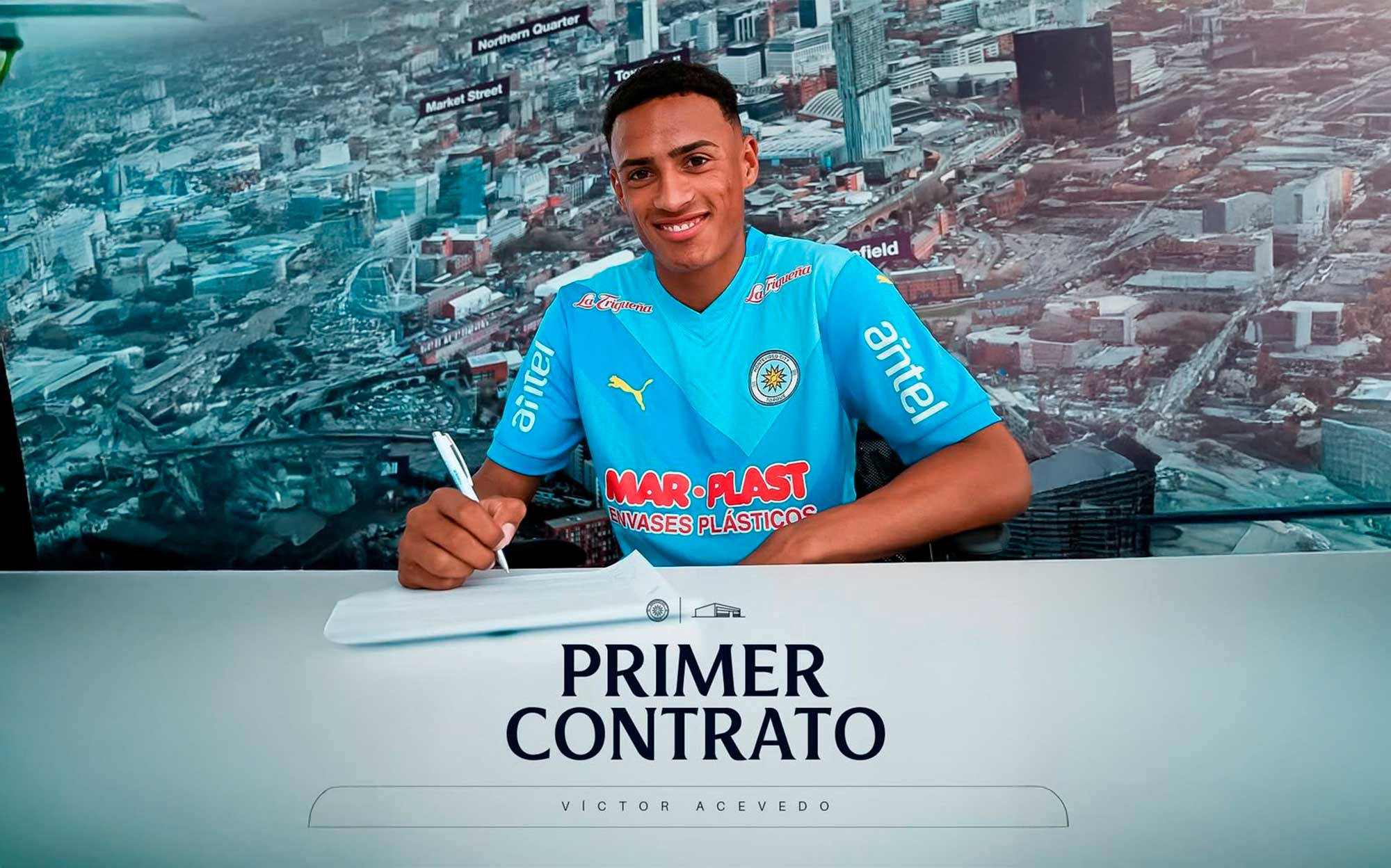Víctor Acevedo firma su primer contrato profesional con Montevideo City Torque